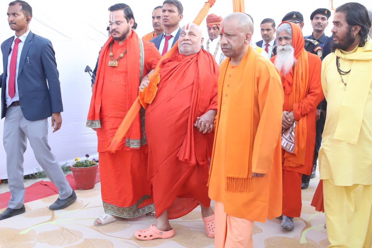 Mahakumbh Mela 2025: CM Yogi Adityanath’s Visit to Jagadguru Ramanandacharya Swami Ram Bhadracharya’s Camp