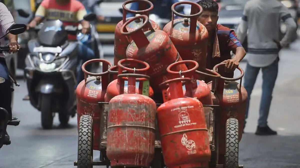 672460f48c8c7-bpl-card-holder-women-will-get-free-lpg-gas-cylinder-before-diwali-festival-know-online-process-nvs-010238682-16x9